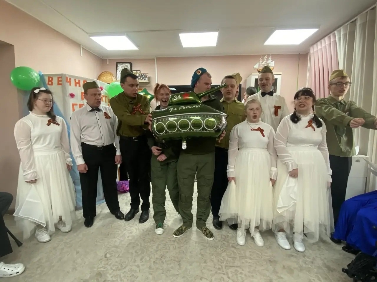 «С песней к Победе»: тульская студия «Нотка» выступила для подопечных соццентра «С песней к Победе»: тульская студия «Нотка» выступила для подопечных соццентра