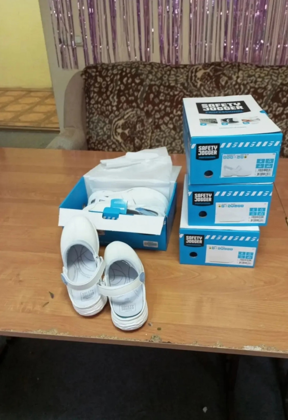 Обувь и одежду для детей Донбаса Обувь и одежду для детей Донбаса