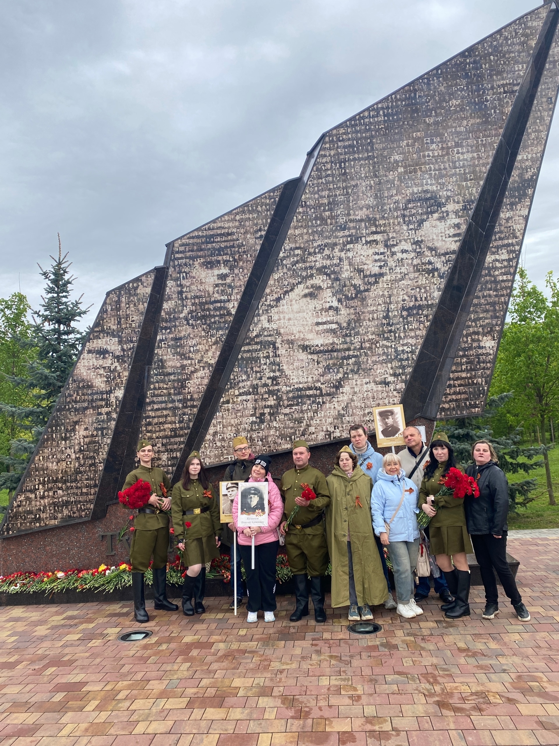 9 мая в Белоусовском парке: члены ВОИ спели «Катюшу» вместе со всей страной у монумента «Бессмертный полк» 9 мая в Белоусовском парке: члены ВОИ спели «Катюшу» вместе со всей страной у монумента «Бессмертный полк»