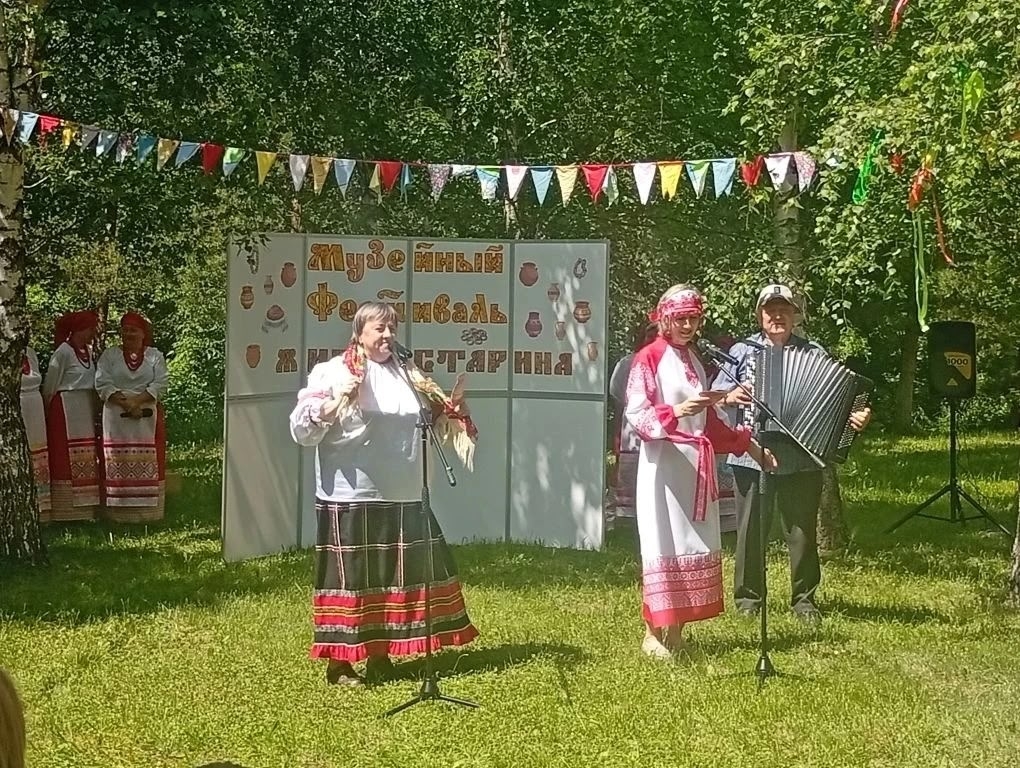 «Живая старина» в Черни: русская кухня, песни и хороводы объединили земляков «Живая старина» в Черни: русская кухня, песни и хороводы объединили земляков
