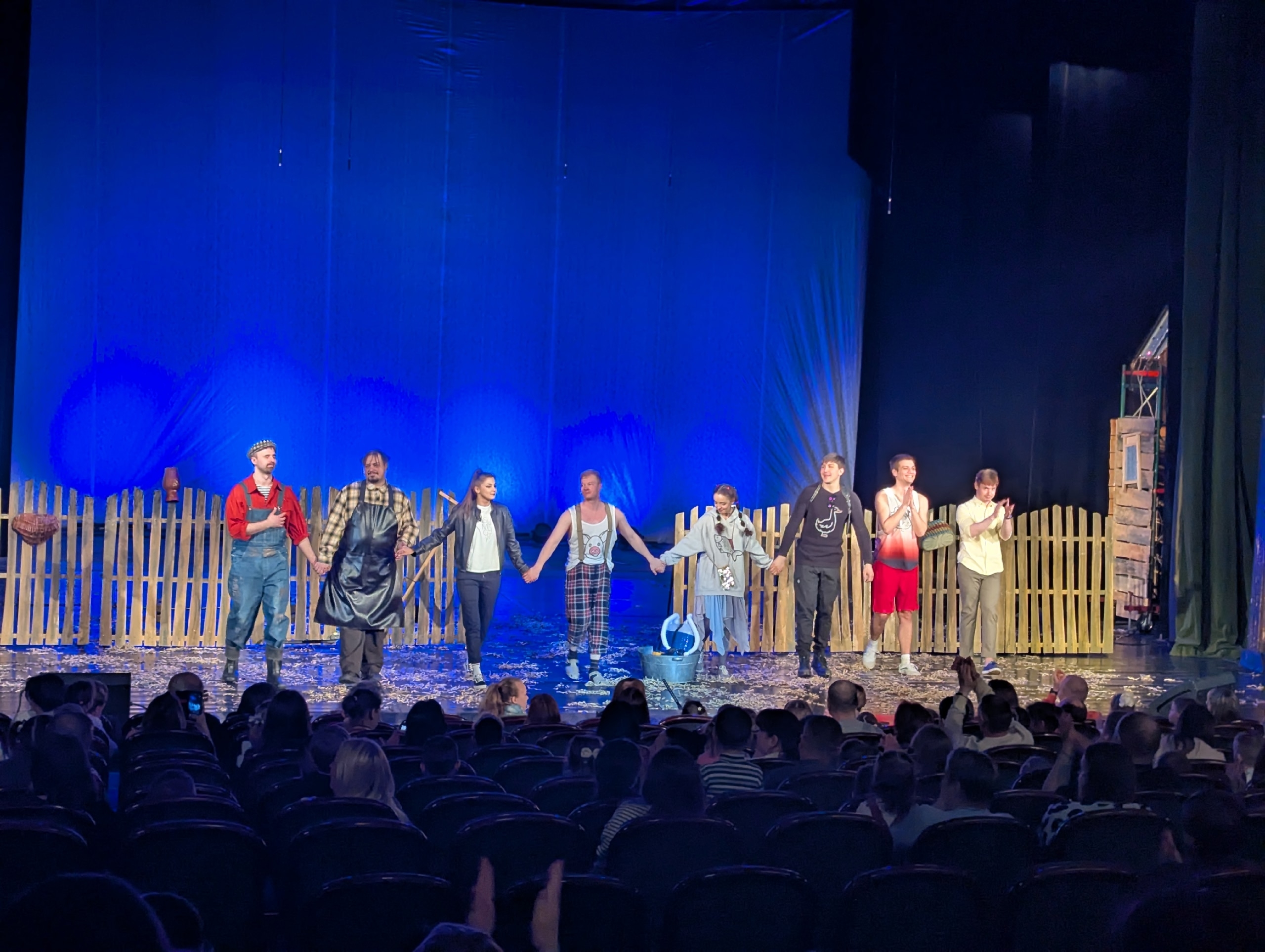 Интересный спектакль "Поросёнок и карасёнок" Интересный спектакль "Поросёнок и карасёнок"