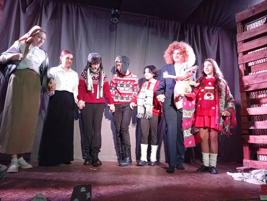 Спектакль "Новогодние приключения с Чудозавром" Спектакль "Новогодние приключения с Чудозавром"