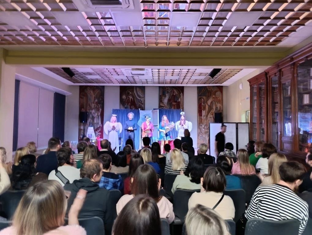 Трогательный спектакль "Дверь закрой" Трогательный спектакль "Дверь закрой"